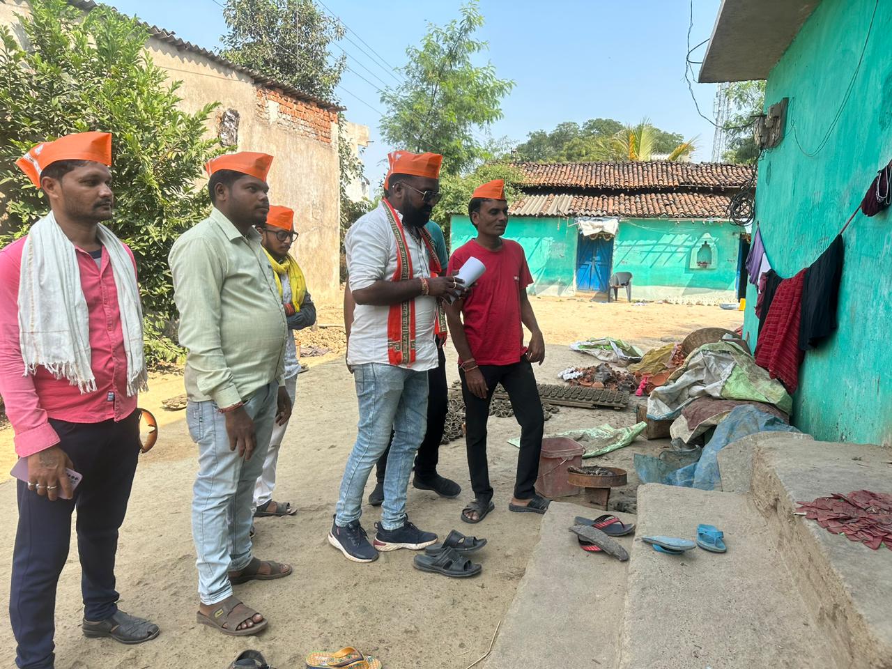 भाजयुमो खोरपा मंडल कर रही है जनसंपर्क