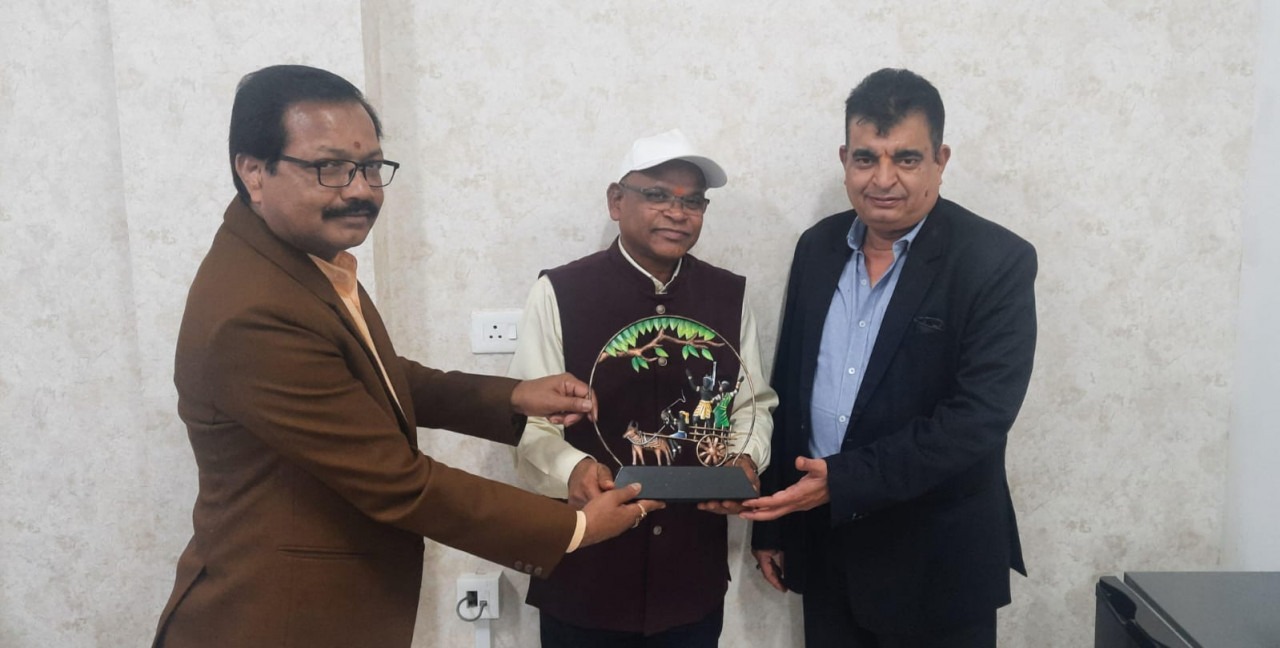 छत्तीसगढ़ राज्य सूचना आयोग के सचिव श्री जी. आर. चुरेंद्र को दी गई भावभीनी विदाई