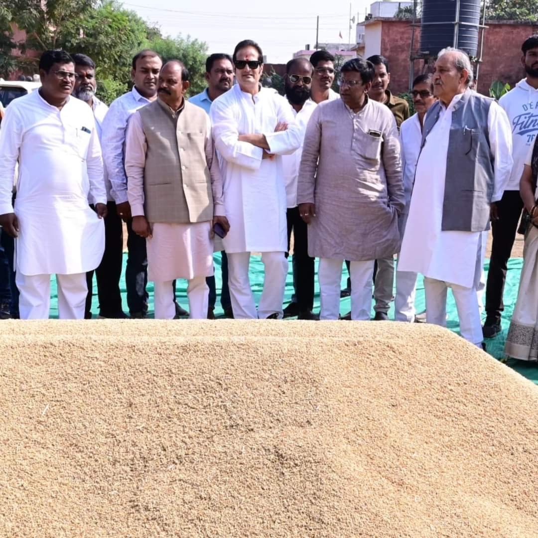 कांग्रेस प्रतिनिधि मंडल ने खोरपा धान उपार्जन केंद्र का किया निरीक्षण