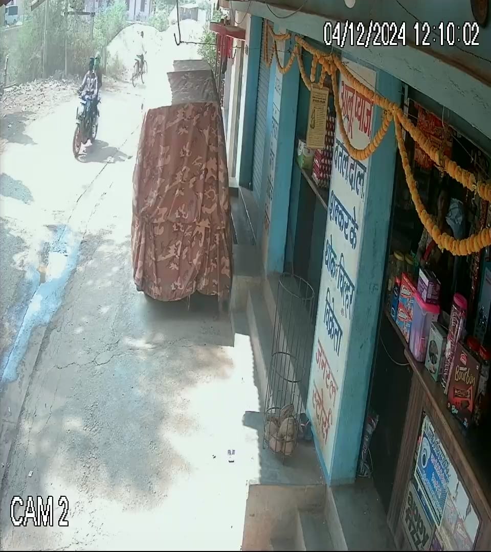 खोरपा में दिनदहाड़े मोबाईल छीन भागे नकाबपोश बाइक सवार, वीडियो वायरल